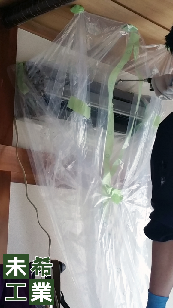 周りに汚水が飛び散らないよう、養生してから丁寧に清掃します。
