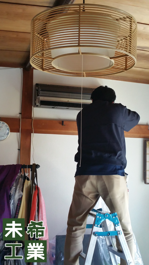 エアコンの外装を丁寧に取り外します。
